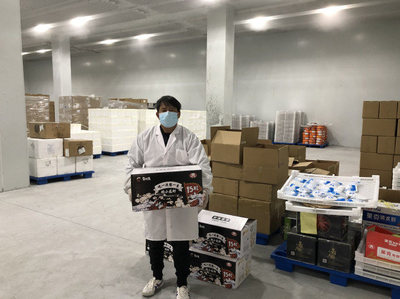 潛江龍蝦老板 轉型電商自救 打包發快遞雙手磨破皮